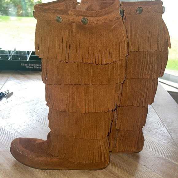 Minnetonka 5 layer fringe boot - Picture 2 of 8